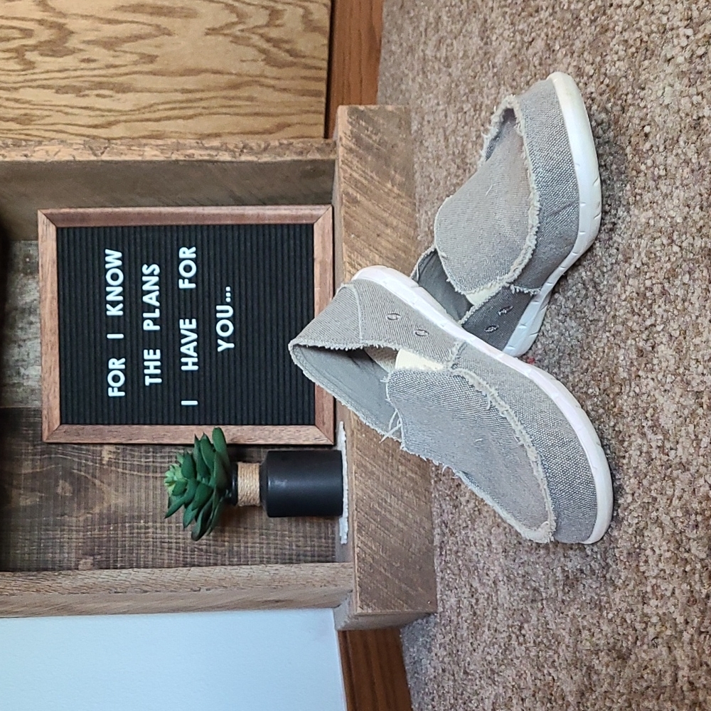 Maui Island Grey shoes size 9